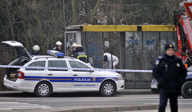 Zagreb, 110113.Podsused. Sest minuta iza ponoci doslo je do eksplozije bombe na autobusnoj stanici na raskrizju Aleje Bologne i Gospodske ulice. Nakon zavrsetka ocevida, cestovni promet Alejom grada Bologne u 8,40 sati je normaliziran.Na fotografiji: