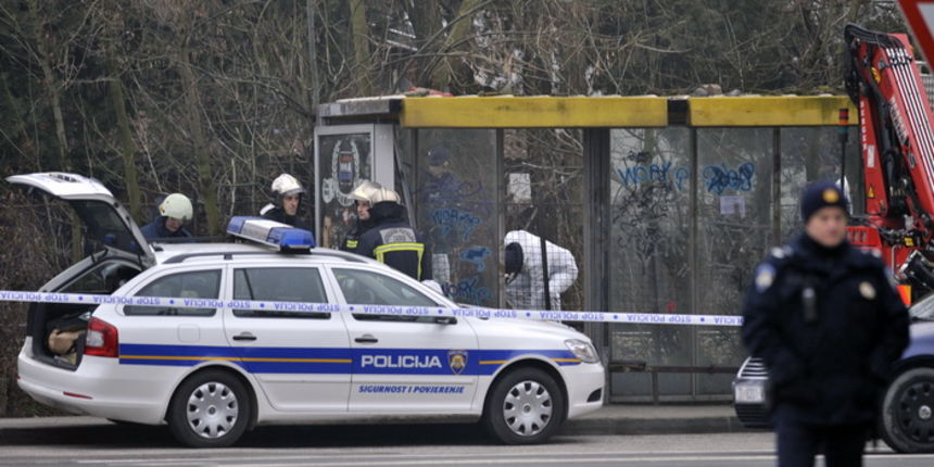 Zagreb, 110113.Podsused. Sest minuta iza ponoci doslo je do eksplozije bombe na autobusnoj stanici na raskrizju Aleje Bologne i Gospodske ulice. Nakon zavrsetka ocevida, cestovni promet Alejom grada Bologne u 8,40 sati je normaliziran.Na fotografiji: Zagreb, 110113.Podsused. Sest minuta iza ponoci doslo je do eksplozije bombe na autobusnoj stanici na raskrizju Aleje Bologne i Gospodske ulice. Nakon zavrsetka ocevida, cestovni promet Alejom grada Bologne u 8,40 sati je normaliziran.Na fotografiji: