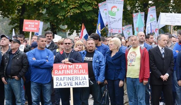 01.10.2014., Sisak – Vise od tisucu Siscana i radnika Rafinerije Sisak proslo je gradskim ulicama protestirajuci protiv zatvaranja sisacke Rafinerije. Photo:Nikola Cutuk/PIXSELL