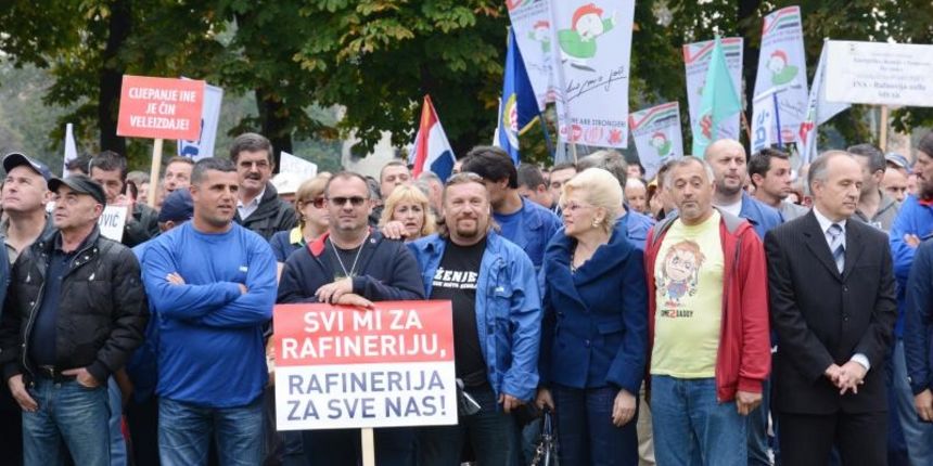 01.10.2014., Sisak – Vise od tisucu Siscana i radnika Rafinerije Sisak proslo je gradskim ulicama protestirajuci protiv zatvaranja sisacke Rafinerije. Photo:Nikola Cutuk/PIXSELL