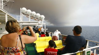 Split 140711.
Veliki pozar izio je na otoku Bracu.
Na slici: putnici na trajektu Split – Supetar.
Foto: Vladimir Dugandzic / CROPIX Split 140711.
Veliki pozar izio je na otoku Bracu.
Na slici: putnici na trajektu Split – Supetar.
Foto: Vladimir Dugandzic / CROPIX
