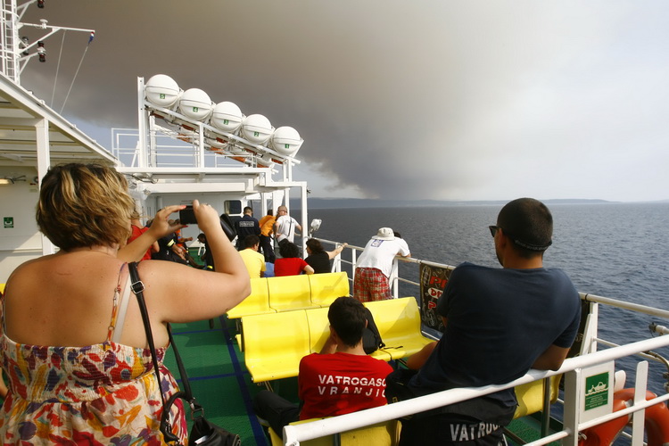 Split 140711.
Veliki pozar izio je na otoku Bracu.
Na slici: putnici na trajektu Split – Supetar.
Foto: Vladimir Dugandzic / CROPIX Split 140711.
Veliki pozar izio je na otoku Bracu.
Na slici: putnici na trajektu Split – Supetar.
Foto: Vladimir Dugandzic / CROPIX