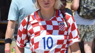 Posljednji dan Love International Festivala u Tisnom privukao je veliki broj mladih iz cijele Europe, a najviče iz Velike Britanije. Photo: Hrvoje Jelavić/PIXSELL Posljednji dan Love International Festivala u Tisnom privukao je veliki broj mladih iz cijele Europe, a najviče iz Velike Britanije. Photo: Hrvoje Jelavić/PIXSELL