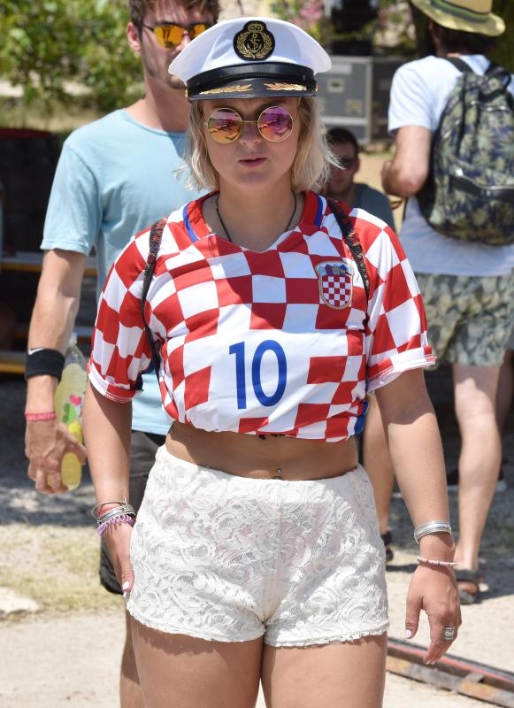 Posljednji dan Love International Festivala u Tisnom privukao je veliki broj mladih iz cijele Europe, a najviče iz Velike Britanije. Photo: Hrvoje Jelavić/PIXSELL Posljednji dan Love International Festivala u Tisnom privukao je veliki broj mladih iz cijele Europe, a najviče iz Velike Britanije. Photo: Hrvoje Jelavić/PIXSELL