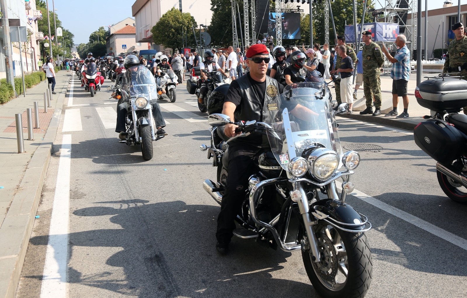 Knin: Mimohod motocikala i starodobnih vojnih vozila