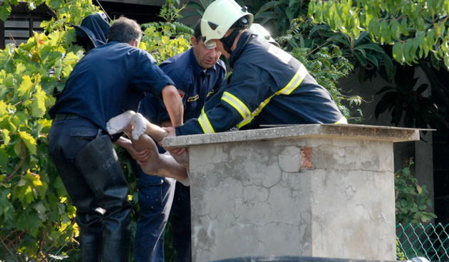 Poljica, 260909. Franica Beram (rodjena 1941 godine ) izvrsila je samoubojstvo skocivsi u cisternu ispred svoje kuce u mjestu  Poljica pored Zadra. Na slici: vatrogasci izvlace tjelo pokojnice. Foto: Vladimir Ivanov / CROPIX