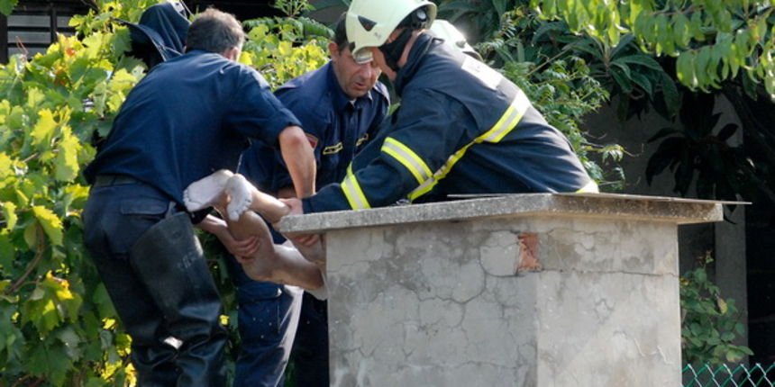 Poljica, 260909. Franica Beram (rodjena 1941 godine ) izvrsila je samoubojstvo skocivsi u cisternu ispred svoje kuce u mjestu  Poljica pored Zadra. Na slici: vatrogasci izvlace tjelo pokojnice. Foto: Vladimir Ivanov / CROPIX