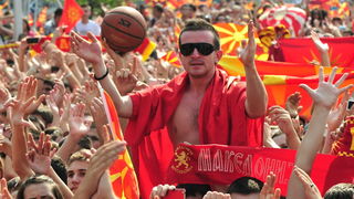 Skopje, 190911.
Unatoc jucerasnjem porazu u borbi za broncu, Makedonska kosarkarska reprezentacija je bila docekana na velicanstven nacin danas u Skoplju. Nekoliko desetak tisuca gradjana su na trgu Makedonija u Skoplju pozdravili makedonske heroje.
Foto Skopje, 190911.
Unatoc jucerasnjem porazu u borbi za broncu, Makedonska kosarkarska reprezentacija je bila docekana na velicanstven nacin danas u Skoplju. Nekoliko desetak tisuca gradjana su na trgu Makedonija u Skoplju pozdravili makedonske heroje.
Foto