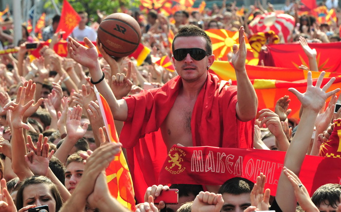 Skopje, 190911.
Unatoc jucerasnjem porazu u borbi za broncu, Makedonska kosarkarska reprezentacija je bila docekana na velicanstven nacin danas u Skoplju. Nekoliko desetak tisuca gradjana su na trgu Makedonija u Skoplju pozdravili makedonske heroje.
Foto Skopje, 190911.
Unatoc jucerasnjem porazu u borbi za broncu, Makedonska kosarkarska reprezentacija je bila docekana na velicanstven nacin danas u Skoplju. Nekoliko desetak tisuca gradjana su na trgu Makedonija u Skoplju pozdravili makedonske heroje.
Foto