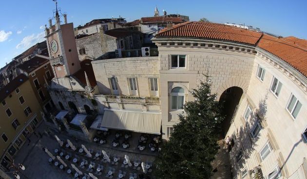 29.11.2013., Zadar – Pocelo bozicno ukrasavanje stare gradske jezgre grada. Na Narodnom trgu ukrašava se jelka. Photo: Filip Brala/PIXSELL