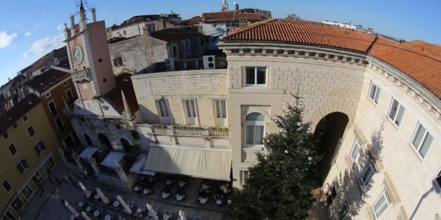 29.11.2013., Zadar – Pocelo bozicno ukrasavanje stare gradske jezgre grada. Na Narodnom trgu ukrašava se jelka. Photo: Filip Brala/PIXSELL 29.11.2013., Zadar – Pocelo bozicno ukrasavanje stare gradske jezgre grada. Na Narodnom trgu ukrašava se jelka. Photo: Filip Brala/PIXSELL