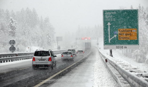 Gorski kotar, 031109.
U Gorskom kotaru od nocas pada snijeg koji se zadrzava na kolniku. Za sada nije uzrokovao vece probleme u prometu. Na slici: autocesta Rijeka – Zagreb, dionica Vrata – Delnice.
Foto: Tea Cimas / Cropix