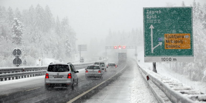 Gorski kotar, 031109.
U Gorskom kotaru od nocas pada snijeg koji se zadrzava na kolniku. Za sada nije uzrokovao vece probleme u prometu. Na slici: autocesta Rijeka – Zagreb, dionica Vrata – Delnice.
Foto: Tea Cimas / Cropix Gorski kotar, 031109.
U Gorskom kotaru od nocas pada snijeg koji se zadrzava na kolniku. Za sada nije uzrokovao vece probleme u prometu. Na slici: autocesta Rijeka – Zagreb, dionica Vrata – Delnice.
Foto: Tea Cimas / Cropix