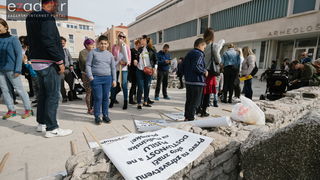 Prosvjedni skup roditelja protiv politike obaveznog cijepljenja Prosvjedni skup roditelja protiv politike obaveznog cijepljenja