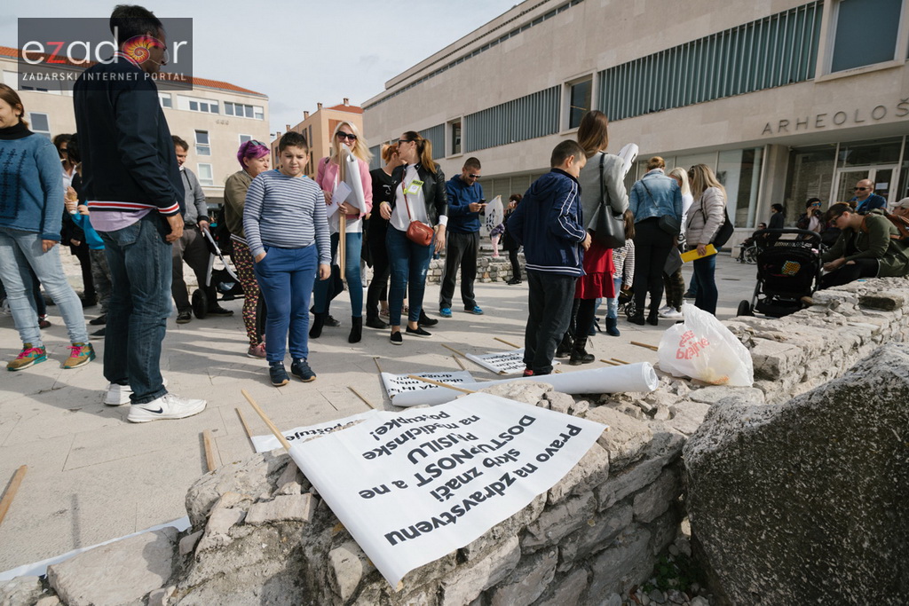 Prosvjedni skup roditelja protiv politike obaveznog cijepljenja Prosvjedni skup roditelja protiv politike obaveznog cijepljenja
