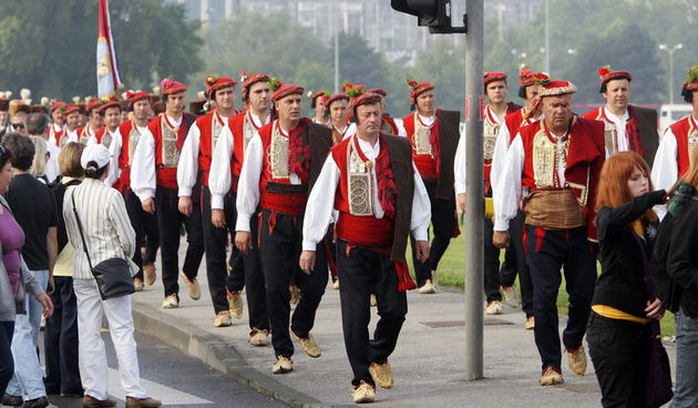 Zagreb, 050611. 
Hipodrom.
Posjet Pape Benedikta XVI. Hrvatskoj – Zagreb, 04. i 05. lipnja. Svecano euharisijsko slavlje povodom Nacionalnog dana obitelji.
Na slici: alkarski momci dolaze na Hipodrom.
Foto: Tomislav Kristo / CROPIX