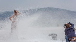Tijekom snimanja reklamne kampanje valovi doslovno “okupali” manekenku na zadarskoj rivi
