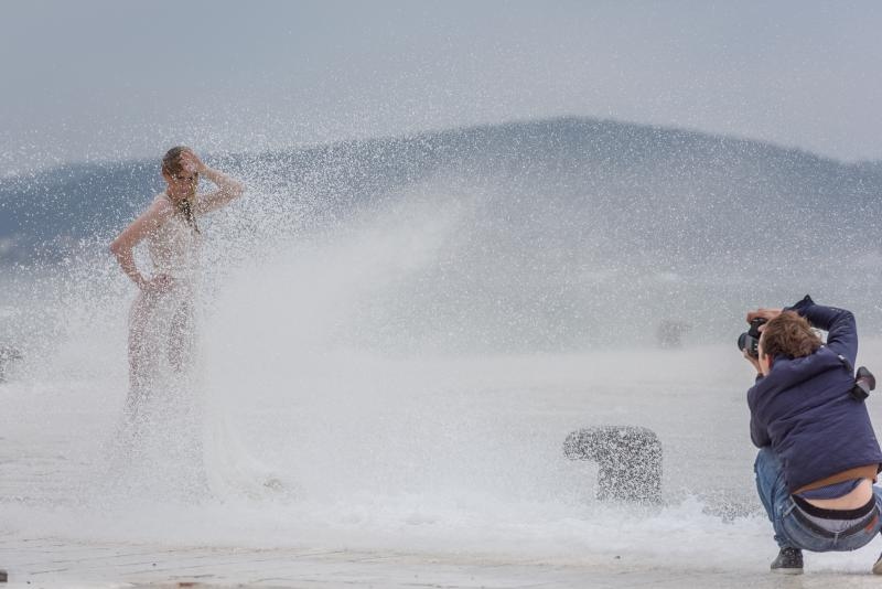 Tijekom snimanja reklamne kampanje valovi doslovno “okupali” manekenku na zadarskoj rivi