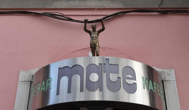 Na ulaznim vratima kafica legendarnog boksaca Mate Parlova danas je postavljen njegov broncani kip.