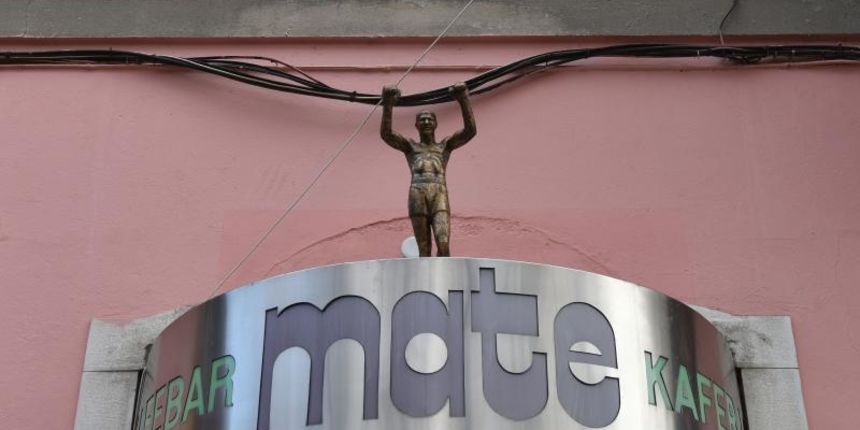 Na ulaznim vratima kafica legendarnog boksaca Mate Parlova danas je postavljen njegov broncani kip. Na ulaznim vratima kafica legendarnog boksaca Mate Parlova danas je postavljen njegov broncani kip.