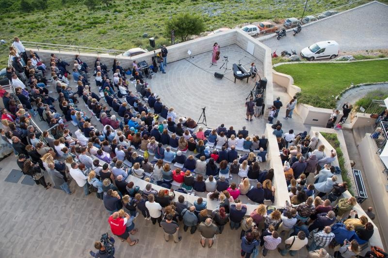 Dubrovnik: Ana Rucner i Oliver Poole ranojutarnjim koncertom pozdravili dolazak ljeta, foto: G. Jelavić/PIXSELL Dubrovnik: Ana Rucner i Oliver Poole ranojutarnjim koncertom pozdravili dolazak ljeta, foto: G. Jelavić/PIXSELL