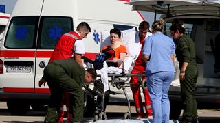 Dan poslije nesrece ceskih turista, Ozlijedjeni Cesi dovezeni su kombijma hitne pomoci iz gospicke bolnice te su ukrcani u avion. Foto: Jure Miskovic / CROPIX Dan poslije nesrece ceskih turista, Ozlijedjeni Cesi dovezeni su kombijma hitne pomoci iz gospicke bolnice te su ukrcani u avion. Foto: Jure Miskovic / CROPIX