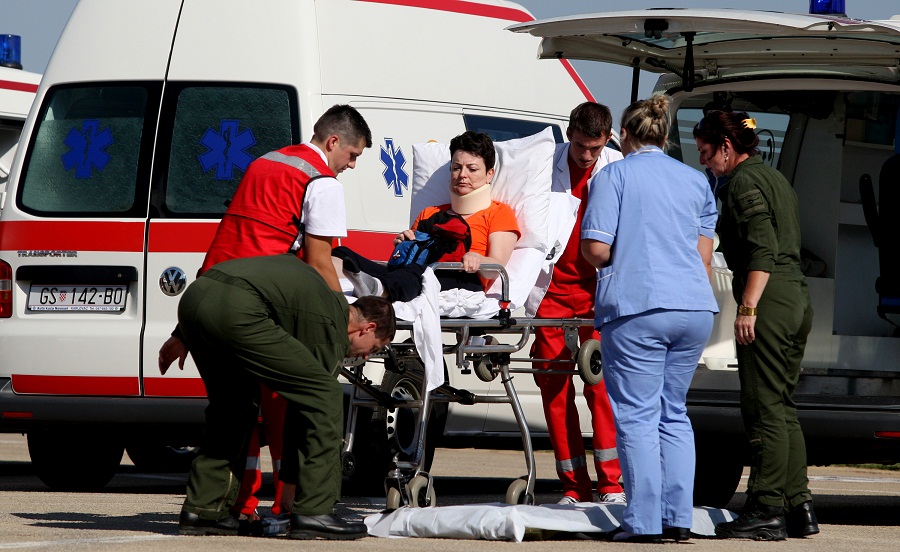 Dan poslije nesrece ceskih turista, Ozlijedjeni Cesi dovezeni su kombijma hitne pomoci iz gospicke bolnice te su ukrcani u avion. Foto: Jure Miskovic / CROPIX Dan poslije nesrece ceskih turista, Ozlijedjeni Cesi dovezeni su kombijma hitne pomoci iz gospicke bolnice te su ukrcani u avion. Foto: Jure Miskovic / CROPIX
