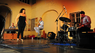 Zadar, 26.07.2013. snimio: Nenad Marčev
bossa nova
CATIA WERNECK QUARTET (BRA-FR)
CATIA WERNECK – vocal
VINCENT BIDAL – piano
LUKMIL PEREZ HERRERA – drums
RENATO ŠVORINIĆ – bass giuitar
Dvorište Providurove palače Zadar, 26.07.2013. snimio: Nenad Marčev
bossa nova
CATIA WERNECK QUARTET (BRA-FR)
CATIA WERNECK – vocal
VINCENT BIDAL – piano
LUKMIL PEREZ HERRERA – drums
RENATO ŠVORINIĆ – bass giuitar
Dvorište Providurove palače