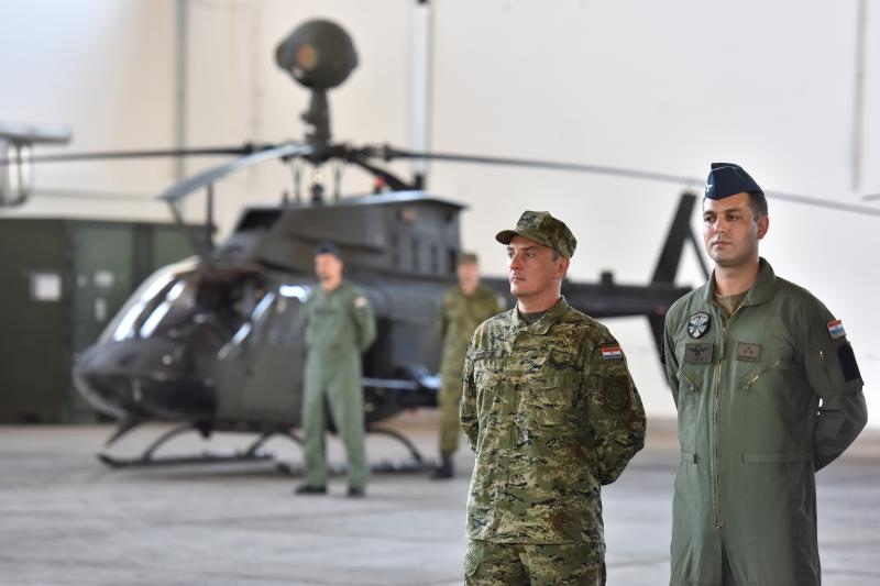 Predsjednica Grabar-Kitarović na predstavljanju novih helikoptera Kiowa Warriors u 93. Zrakoplovnoj bazi u Zemuniku. Photo: Dino Stanin/PIXSELL Predsjednica Grabar-Kitarović na predstavljanju novih helikoptera Kiowa Warriors u 93. Zrakoplovnoj bazi u Zemuniku. Photo: Dino Stanin/PIXSELL