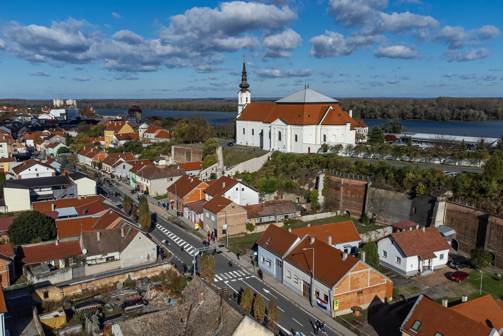 Vukovar: Kolona sjećanja iz zraka Vukovar: Kolona sjećanja iz zraka