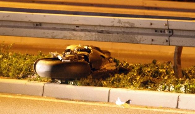 Split – U sudaru automobila i motocikla koji se dogodio oko 20,30 sati na Sirobuji poginuo je 22- godisnji vozac motocikla. Zbog ocevida teske prometne nesrece u kojoj je poginuo motociklist zatvorena je splitska zaobilaznica na Sirobuji. Photo: Tino Juri