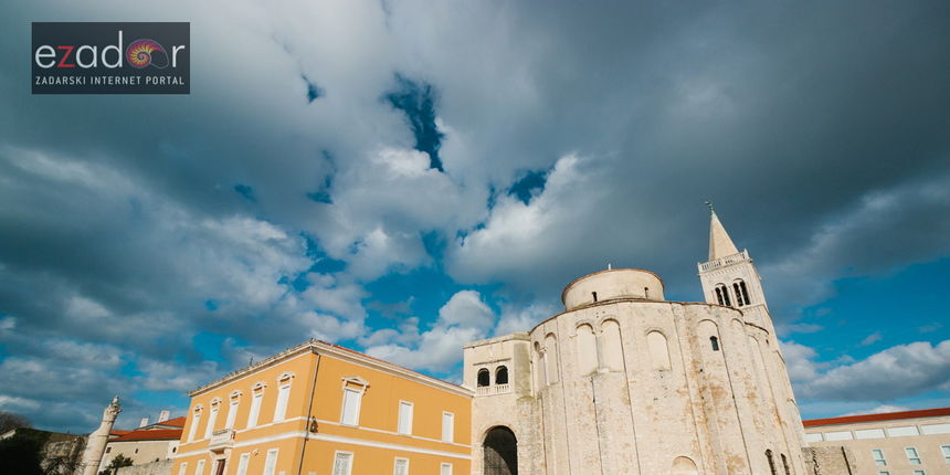 Đir po gradu, ponedjeljak 8. siječnja 2018. Forum, sv Donat, oblačno Đir po gradu, ponedjeljak 8. siječnja 2018. Forum, sv Donat, oblačno