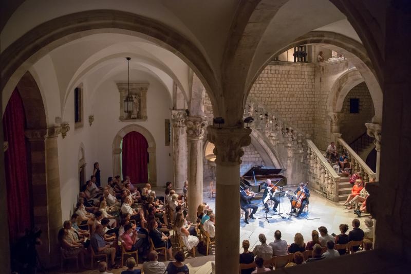 Atrij knezevog dvora, Dubrovnik – Koncert klasaicne glazbe. Ansambl becke filharmonije. Shkelzen Doli, violina Holger Groh, violina Sebastian Bru, violoncelo, Gottlieb Wallisch, klavir. Photo: Grgo Jelavic/PIXSELL