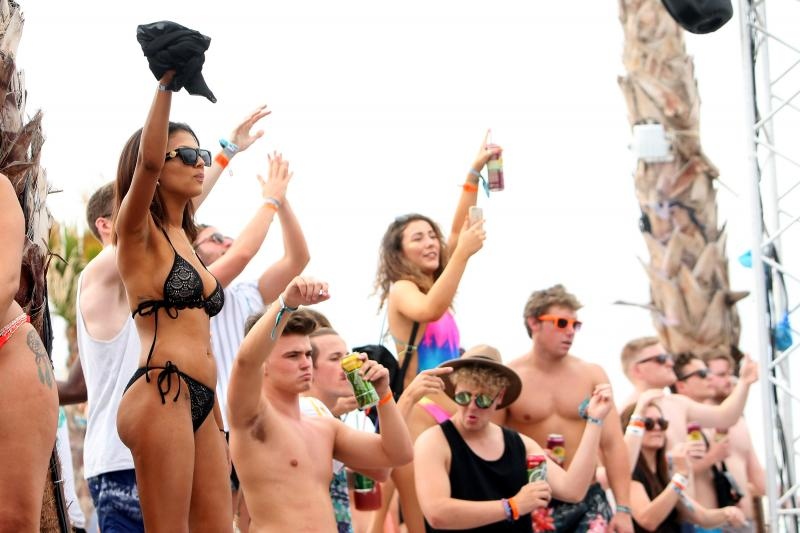 Zrće: Drugi dan Hideout festivala privukao je mnogobrojnu publiku na after beach party, Photo: Luka Stanzl/PIXSELL Zrće: Drugi dan Hideout festivala privukao je mnogobrojnu publiku na after beach party, Photo: Luka Stanzl/PIXSELL