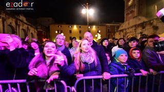 Tisuće Zadrana uživalo na krcatom Narodnom trgu i Tgu Petra Zoranića uz Tomislava Bralića i klapu Intrade Tisuće Zadrana uživalo na krcatom Narodnom trgu i Tgu Petra Zoranića uz Tomislava Bralića i klapu Intrade