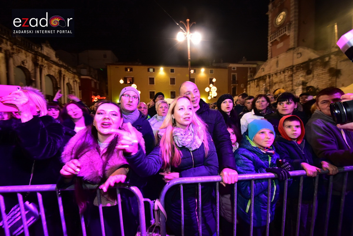 Tisuće Zadrana uživalo na krcatom Narodnom trgu i Tgu Petra Zoranića uz Tomislava Bralića i klapu Intrade Tisuće Zadrana uživalo na krcatom Narodnom trgu i Tgu Petra Zoranića uz Tomislava Bralića i klapu Intrade