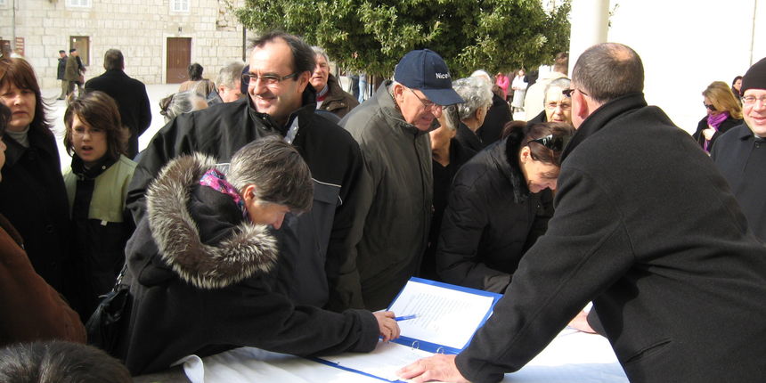 Peticija Pag (Foto: Josip Portada) Peticija Pag (Foto: Josip Portada)