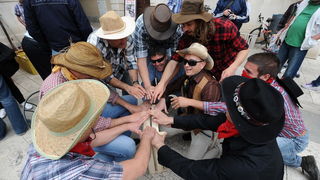 Zadar, 270413
Jos jedan predizborni performans Enia Mestrovica. Ovaj put je na Narodnom trgu glasove “kupovao” porcijama svinjetine.
Na fotografiji: detalj s dogadjaja.
Foto: Luka Gerlanc / CROPIX Zadar, 270413
Jos jedan predizborni performans Enia Mestrovica. Ovaj put je na Narodnom trgu glasove “kupovao” porcijama svinjetine.
Na fotografiji: detalj s dogadjaja.
Foto: Luka Gerlanc / CROPIX