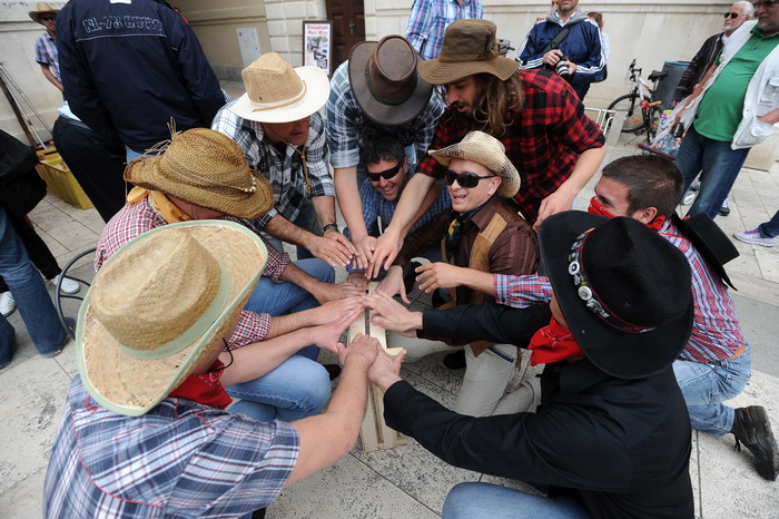 Zadar, 270413
Jos jedan predizborni performans Enia Mestrovica. Ovaj put je na Narodnom trgu glasove “kupovao” porcijama svinjetine.
Na fotografiji: detalj s dogadjaja.
Foto: Luka Gerlanc / CROPIX Zadar, 270413
Jos jedan predizborni performans Enia Mestrovica. Ovaj put je na Narodnom trgu glasove “kupovao” porcijama svinjetine.
Na fotografiji: detalj s dogadjaja.
Foto: Luka Gerlanc / CROPIX