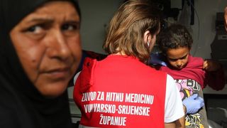 Tovarnik: Iscrpljenim izbjeglicama koji čekaju vlak volonteri Crvenog križa pružaju svekoliku pomoć. Photo: Zeljko Lukunic/PIXSELL Tovarnik: Iscrpljenim izbjeglicama koji čekaju vlak volonteri Crvenog križa pružaju svekoliku pomoć. Photo: Zeljko Lukunic/PIXSELL