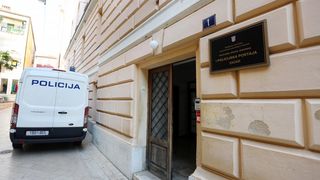 Privođenje muškarca osumnjičenog za bombaške napade na PU zadarsku Privođenje muškarca osumnjičenog za bombaške napade na PU zadarsku