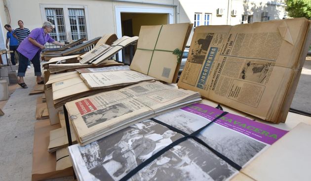 Smočena građa Znanstvene knjižnice Zadar suši se na suncu