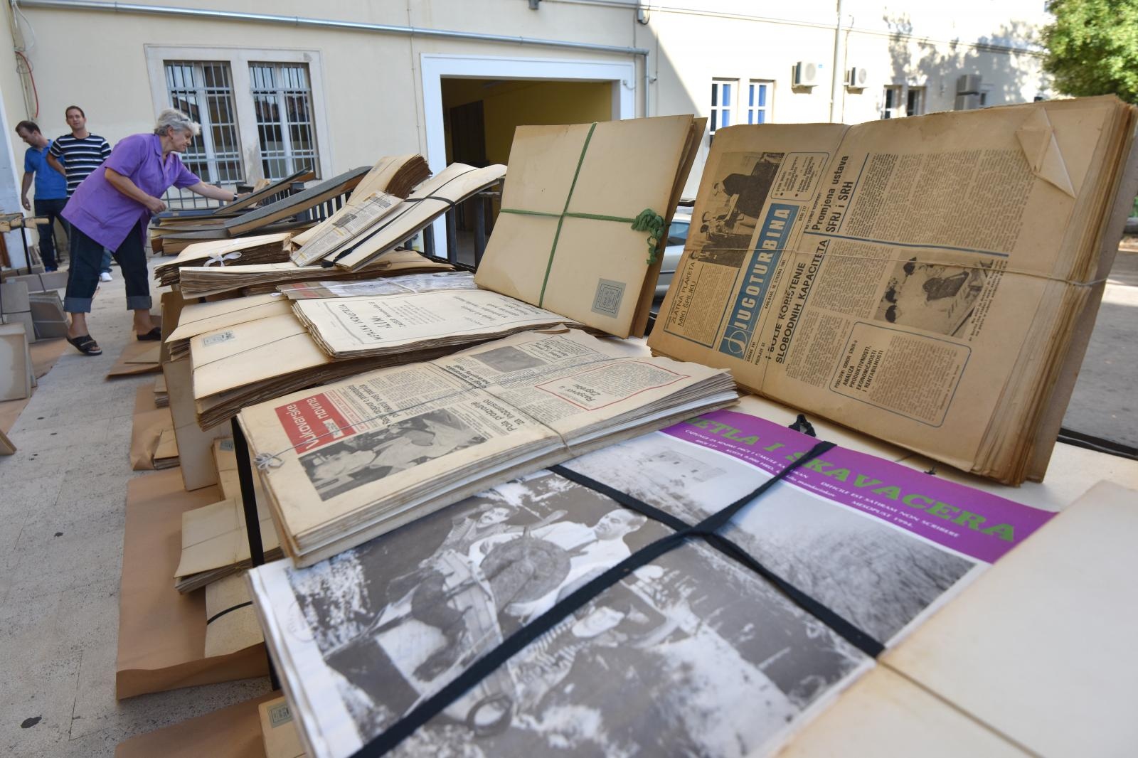 Smočena građa Znanstvene knjižnice Zadar suši se na suncu Smočena građa Znanstvene knjižnice Zadar suši se na suncu