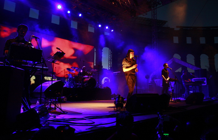 Pula, 180811.
Arena Fest 2011.
Na kraju koncertne sezone u pulskoj Areni na Arena Festu nastupaju tri europska benda: Apocalyptica, Guano Apes i Laibach.
Na slici: nastup Laibacha.
Foto: Goran Sebelic / CROPIX Pula, 180811.
Arena Fest 2011.
Na kraju koncertne sezone u pulskoj Areni na Arena Festu nastupaju tri europska benda: Apocalyptica, Guano Apes i Laibach.
Na slici: nastup Laibacha.
Foto: Goran Sebelic / CROPIX