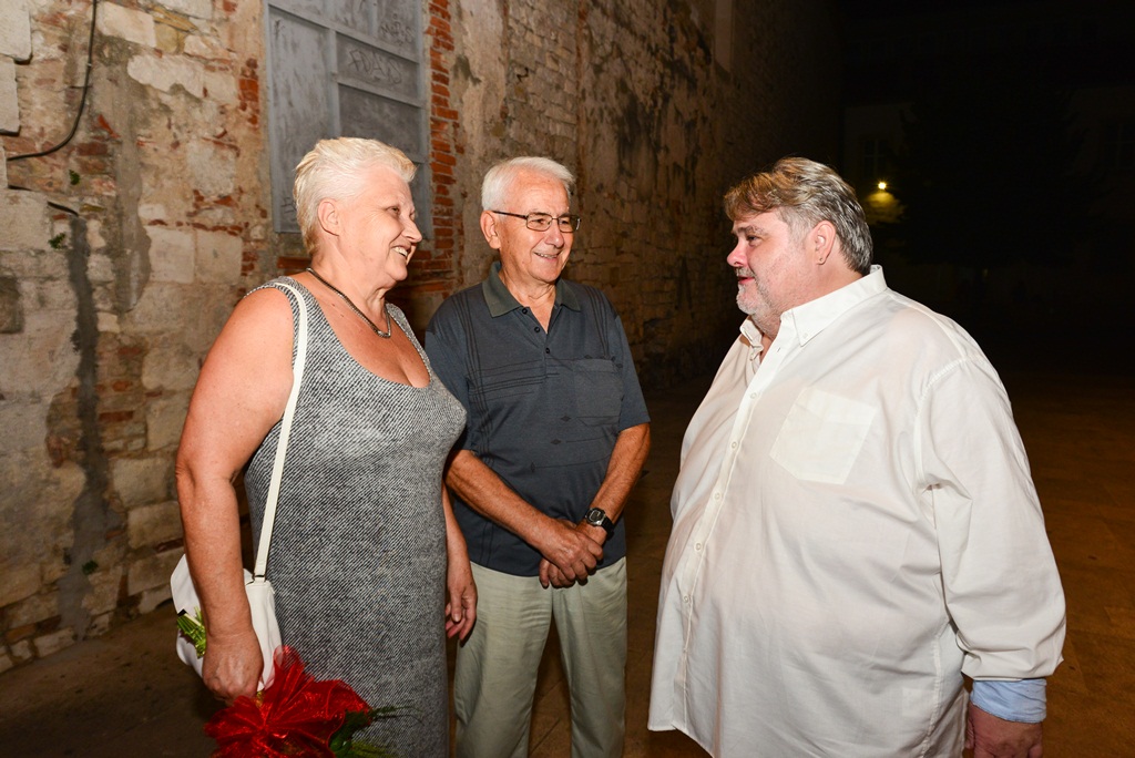 “Ana i Ona” naziv je predstave čijom je premijerom sinoć u zadarskom Kazalištu lutaka započela umjetnička revija pod nazivom “Nosi se Teatro Verrdi”.