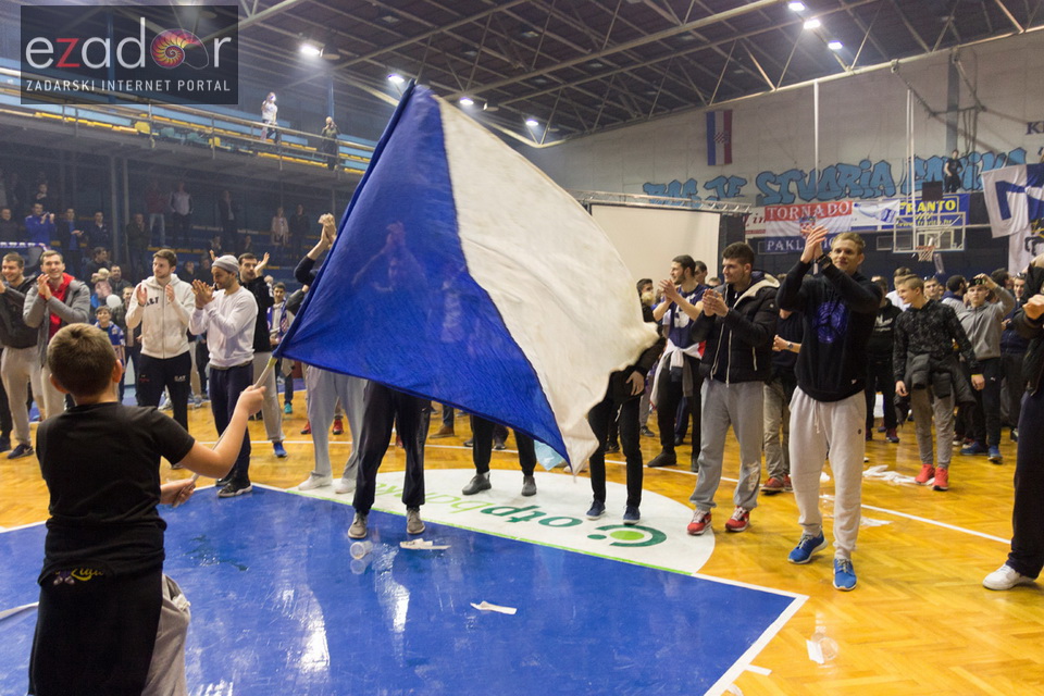 Humanitarno gledanje utakmice Zadar-Cibona (85-84) u Jazinama Humanitarno gledanje utakmice Zadar-Cibona (85-84) u Jazinama