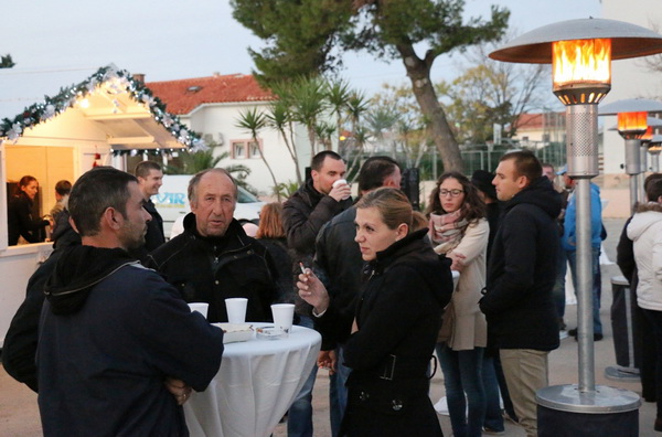 Paljenjem prve adventske svijeće i prigodnim zabavnim programom započela manifestacija Advent na otoku Viru