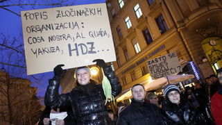 Zagreb, 020311. 
Novi, cetvrti po redu, protuvladin prosvjed tzv. facebook grupe zapoceo je veceras na Cvjetnom trgu. 
Na fotografiji: prosvjednici s transparentom.
Foto: Davor Pongracic / CROPIX