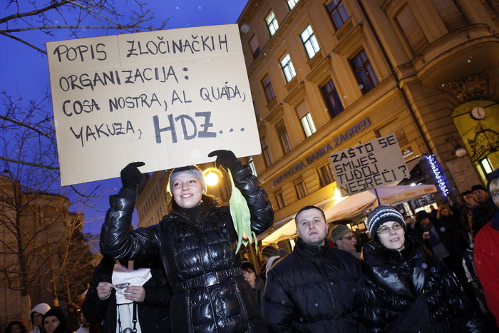 Zagreb, 020311. 
Novi, cetvrti po redu, protuvladin prosvjed tzv. facebook grupe zapoceo je veceras na Cvjetnom trgu. 
Na fotografiji: prosvjednici s transparentom.
Foto: Davor Pongracic / CROPIX