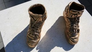 Brončane tenisice Dražena Petrovića postavljene na istoimeni šibenski trg, Foto: Duško Jaramaz/PIXSELL